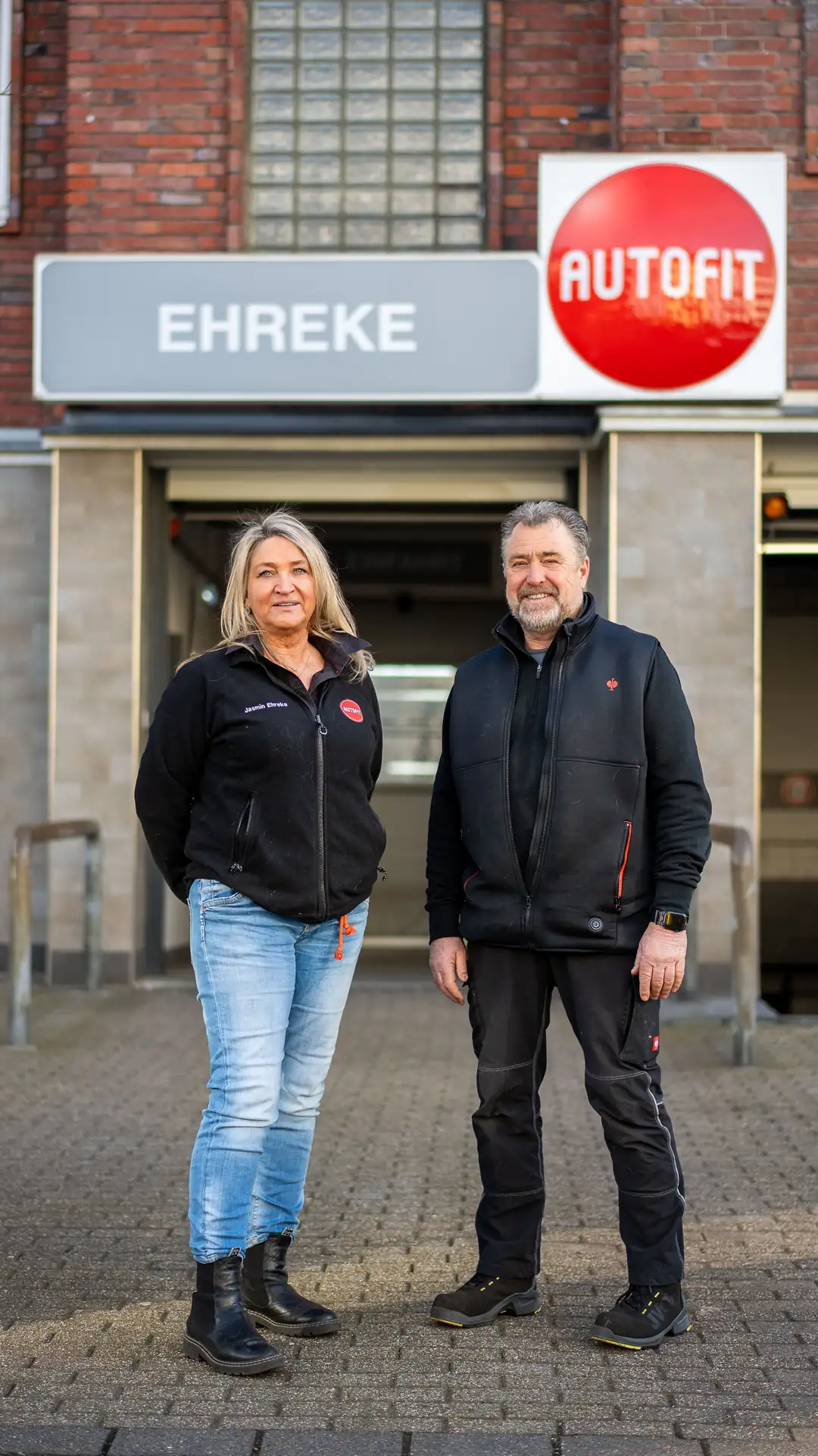 Jasmin und Lars Ehreke vor dem Eingang ihrer Meisterwerkstatt in Düsseldorf Flingern
